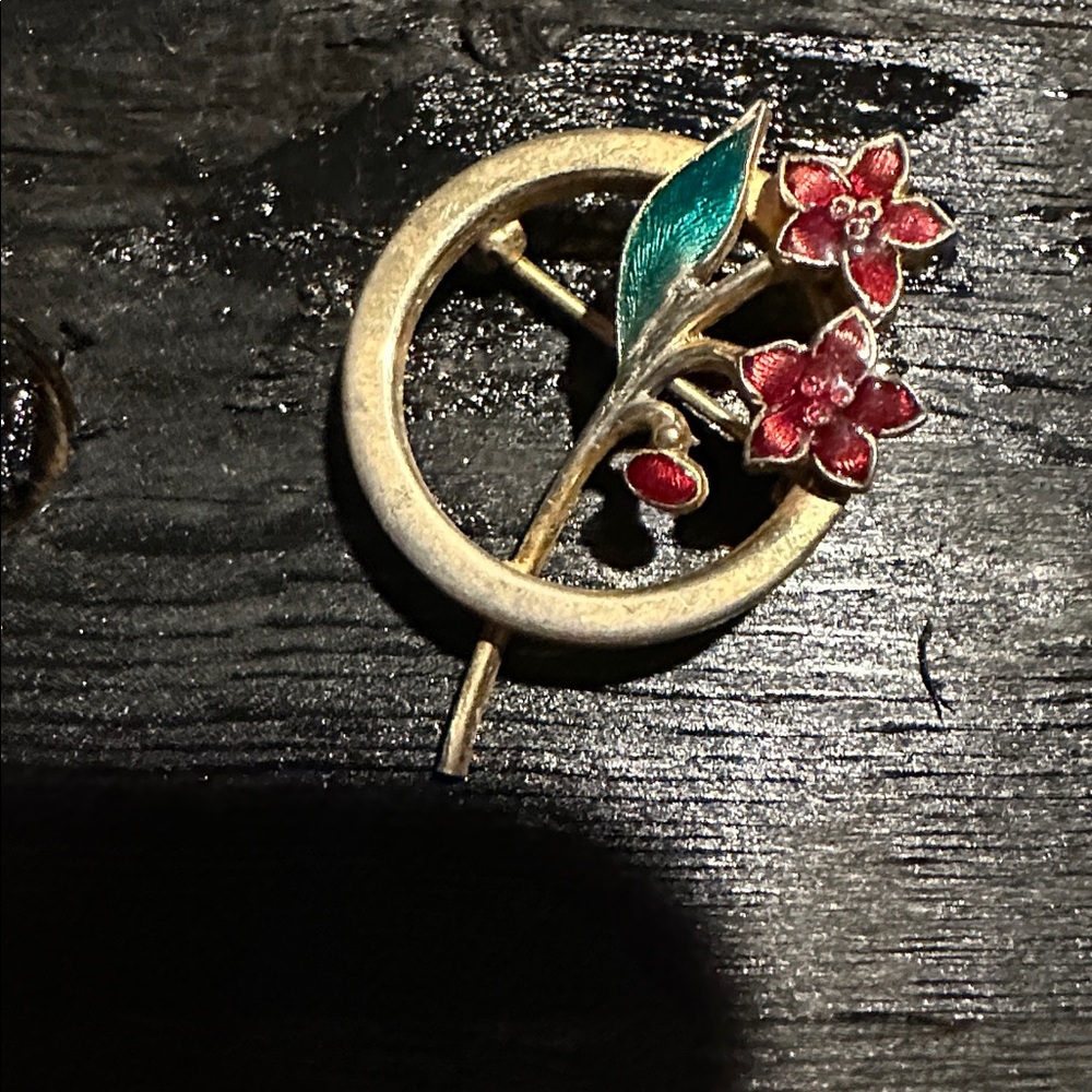 Women’s Holiday brooch, flowers in gold red & green os